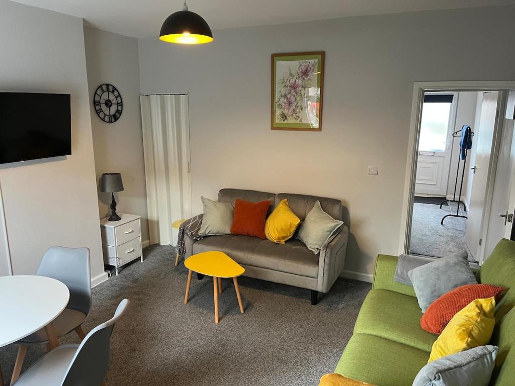 ein Wohnzimmer mit Sofa und Tisch in der Unterkunft Gemini 2 in Great Wyrley