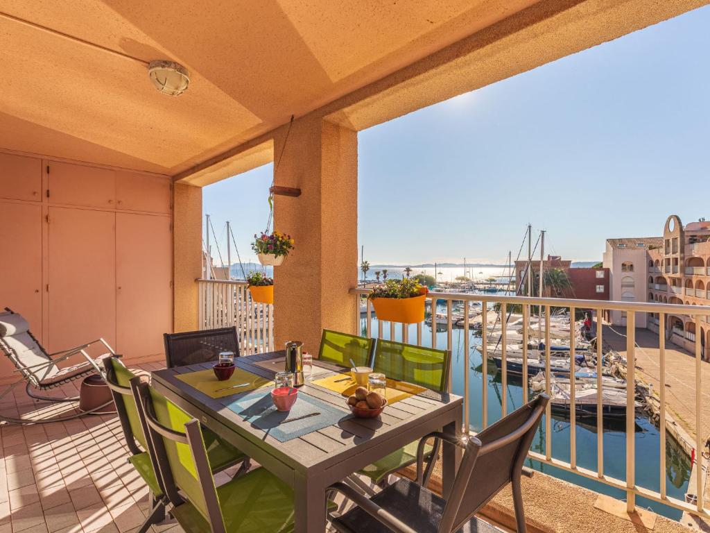 Apartment Port de la Gavine I-5 by Interhome