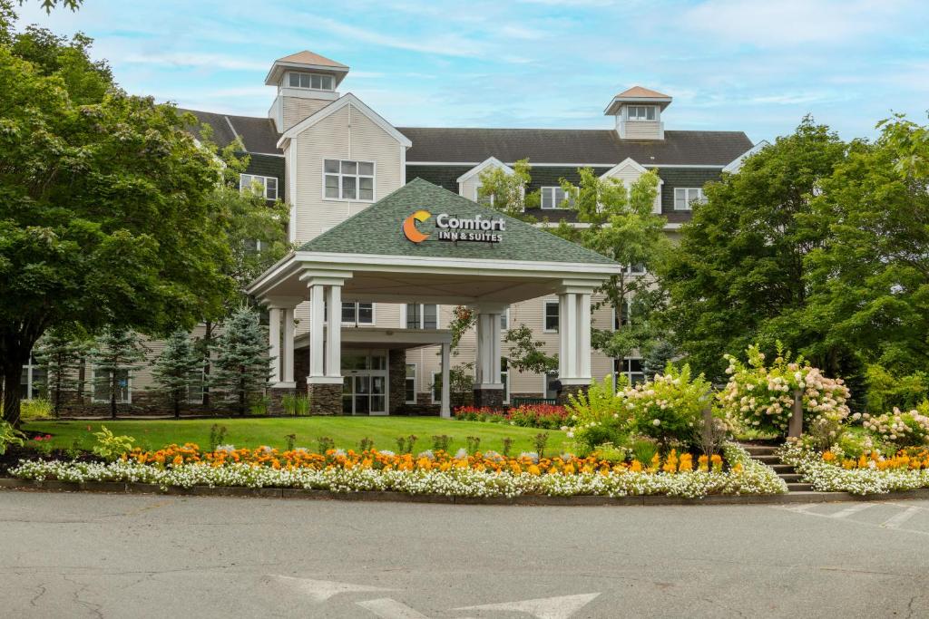 Comfort Inn & Suites Near Burke Mountain photo