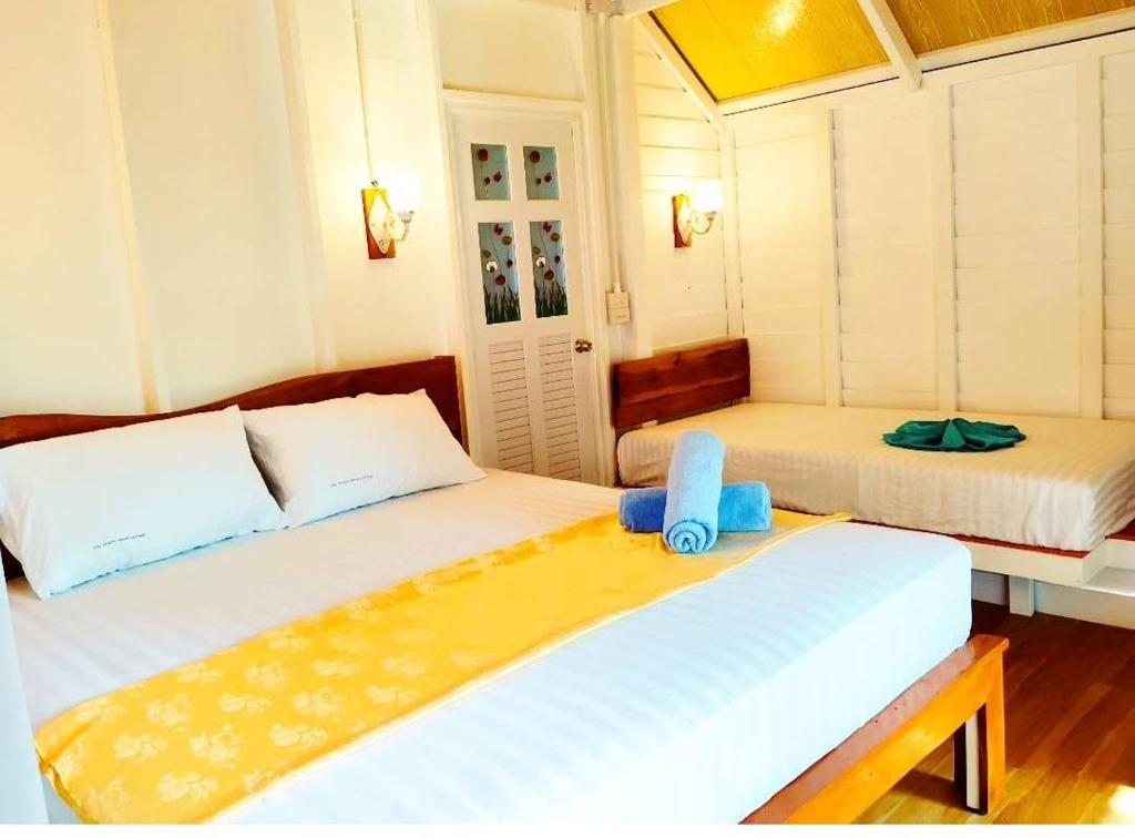 two beds in a room with two beds sidx sidx sidx at Koh Phaluai beach cottage in Koh Phaluai