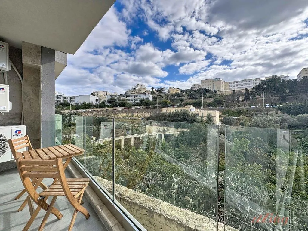 Valley View Pool Apartment in St Julians