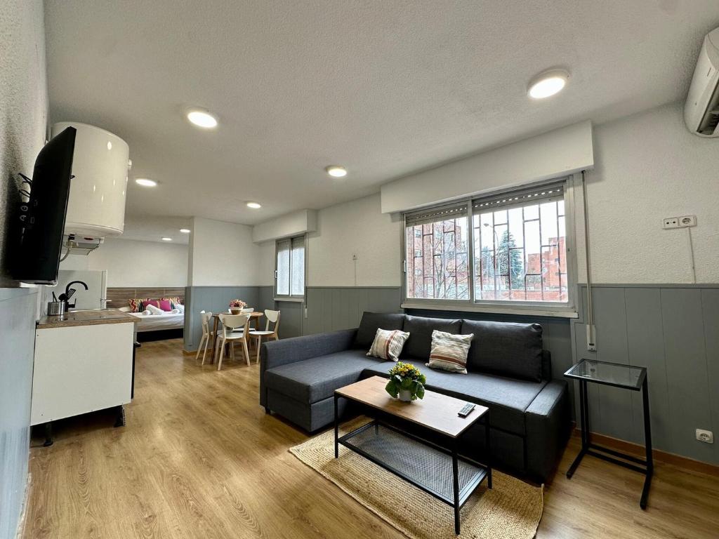 Spacious and bright 1 bedroom apartment