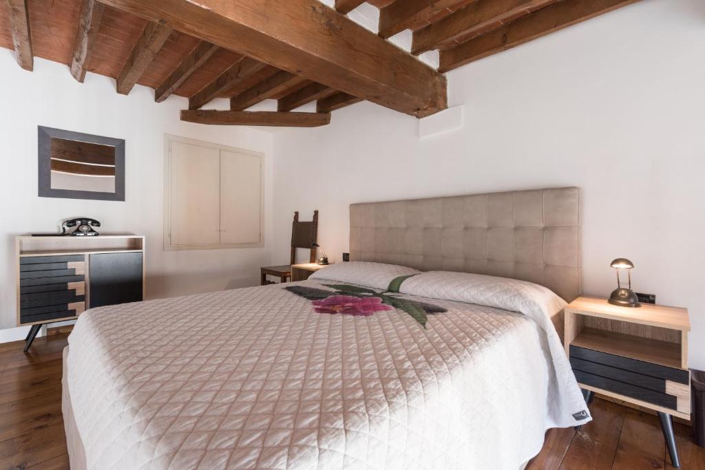 フィレンツェにあるFirenze Rentals Suite Proconsoloの木製の天井が特徴のベッドルーム1室(大型ベッド1台付)
