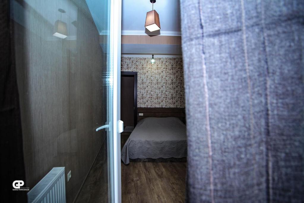 تصویر اتاق‌های Cozy and quiet apartment in the heart of Tbilisi - تصویر ۲