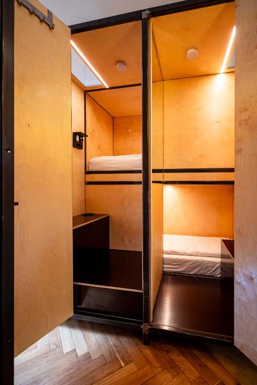 Czech Inn - Single Bed In Private Pod
