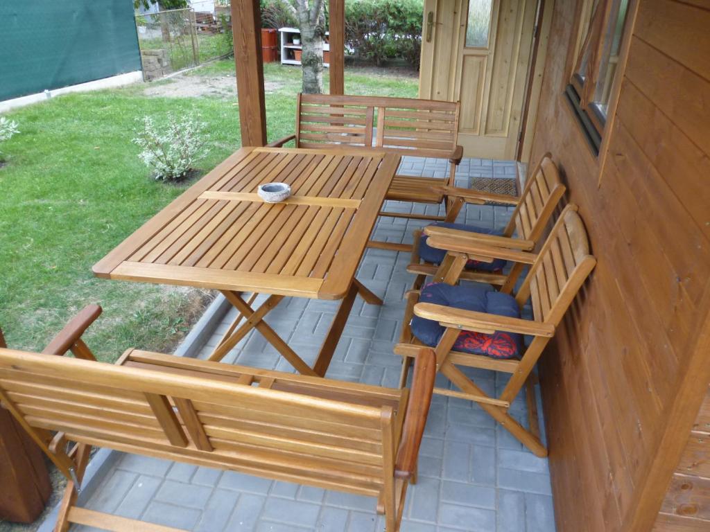 een houten tafel en stoelen op een patio bij Apartmán Relax-chatka a apartmán in Mikulov