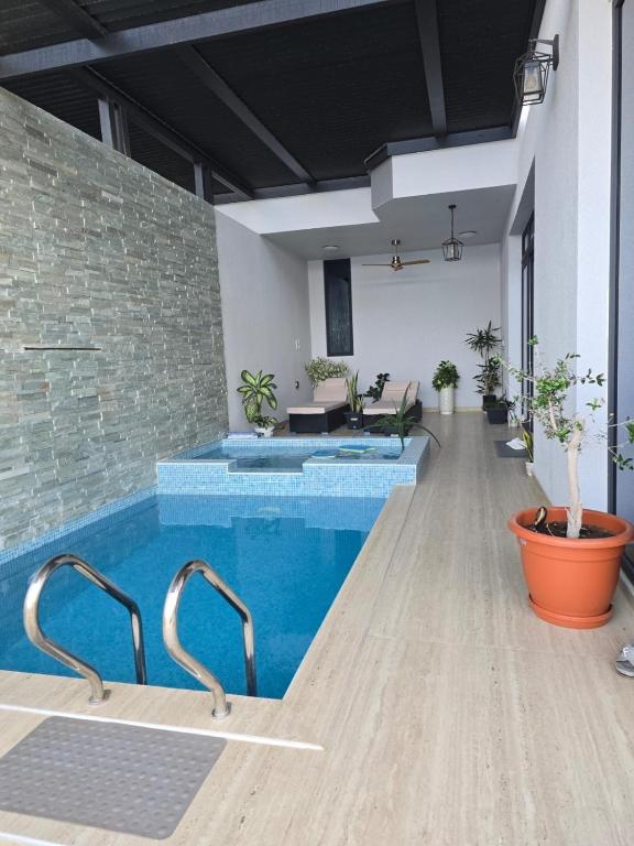 Piscina a Sea Wind Chalet o a prop