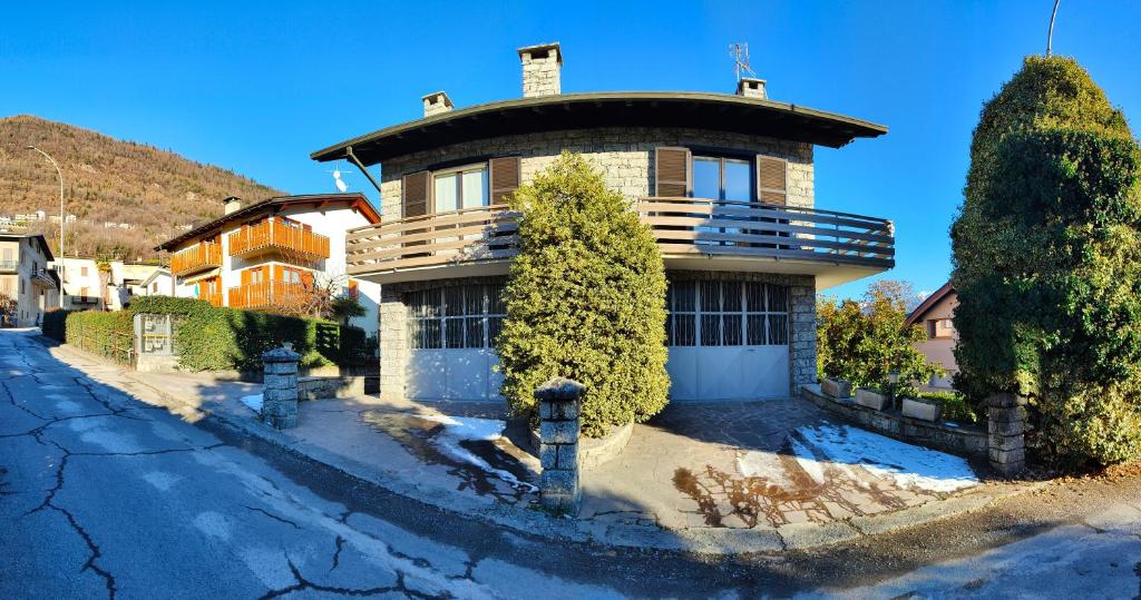 a house on a street with trees in front of it at Ca Martin in Tresivio