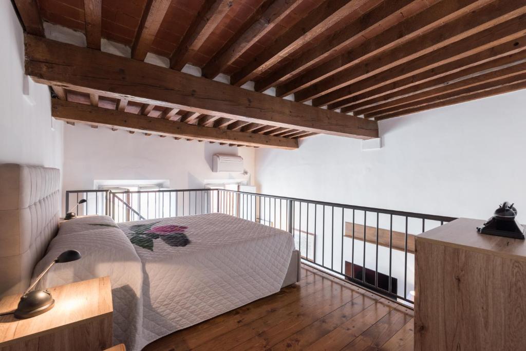 A bed or beds in a room at Firenze Rentals Suite Proconsolo