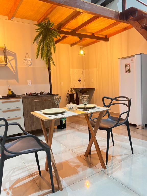 a kitchen with a table and chairs in a kitchen at Apt estiloso 02 in Paragominas