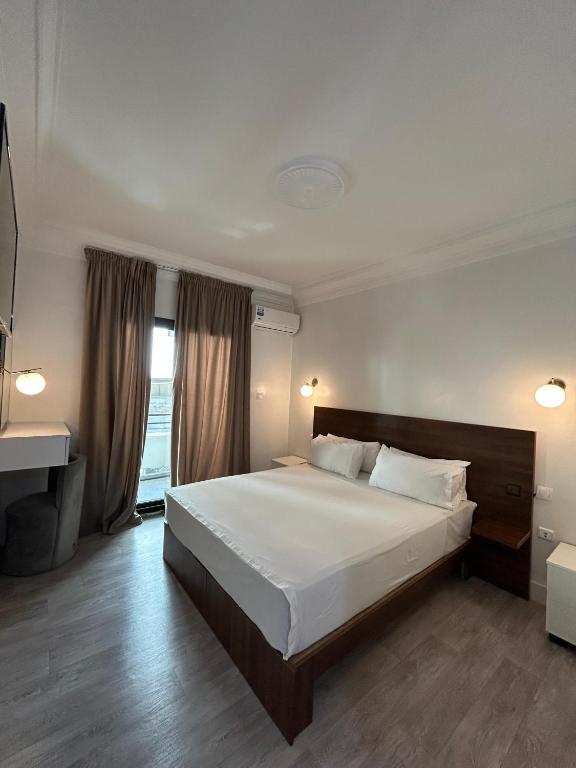ein Schlafzimmer mit einem großen Bett und einem Schreibtisch in der Unterkunft Crystal in Tangier
