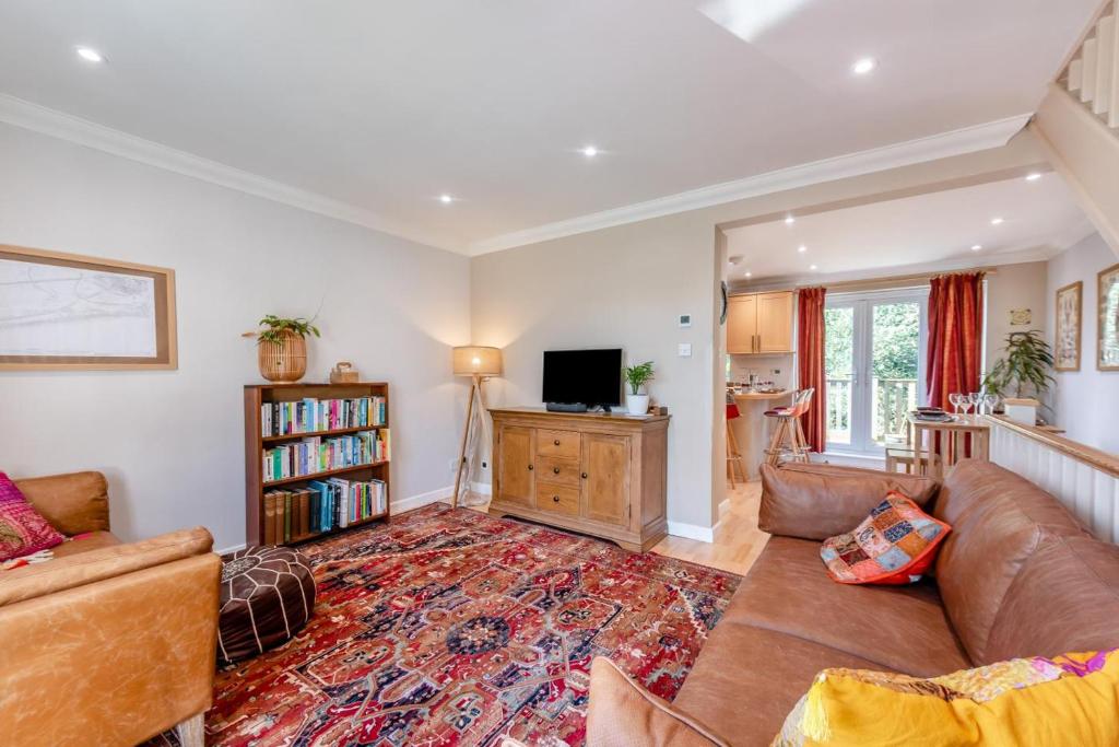 a living room with a couch and a tv at 2 Bed in Shoreham-by-Sea oc-b29920 in Shoreham-by-Sea
