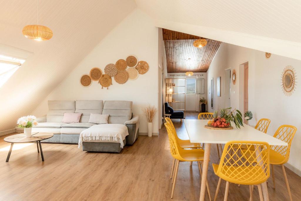 a living room with a couch and a table at Résidence tamarin in Rivière