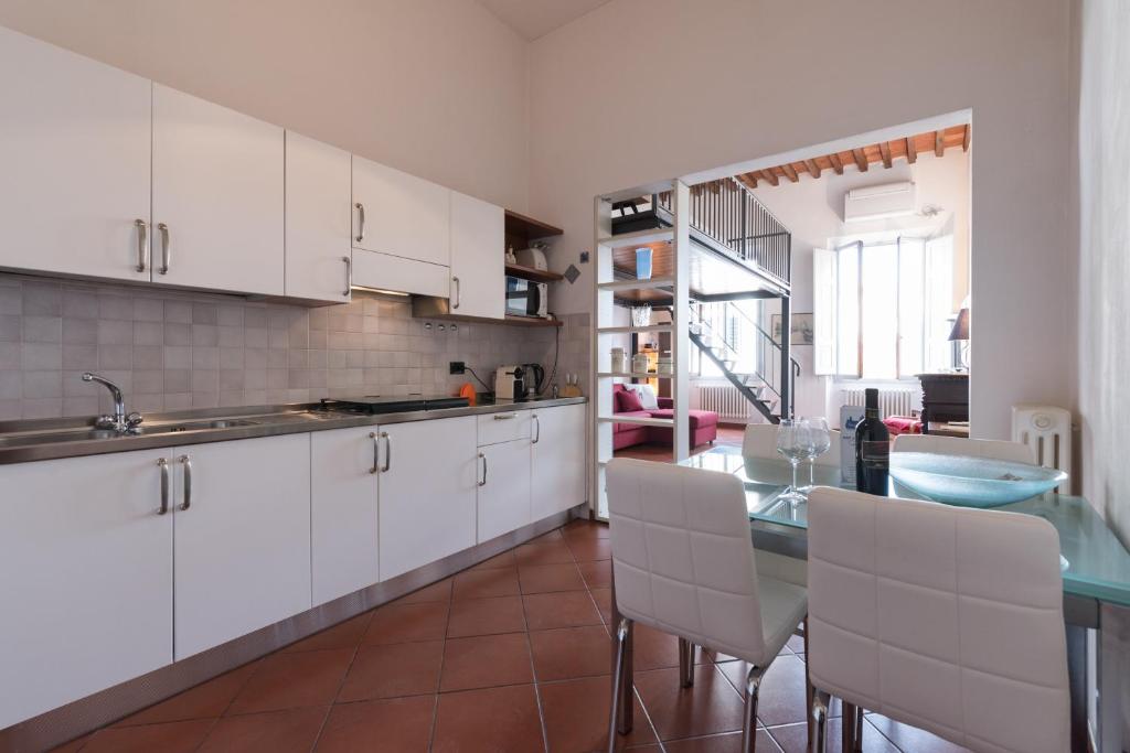 A kitchen or kitchenette at Firenze Rentals Suite Proconsolo