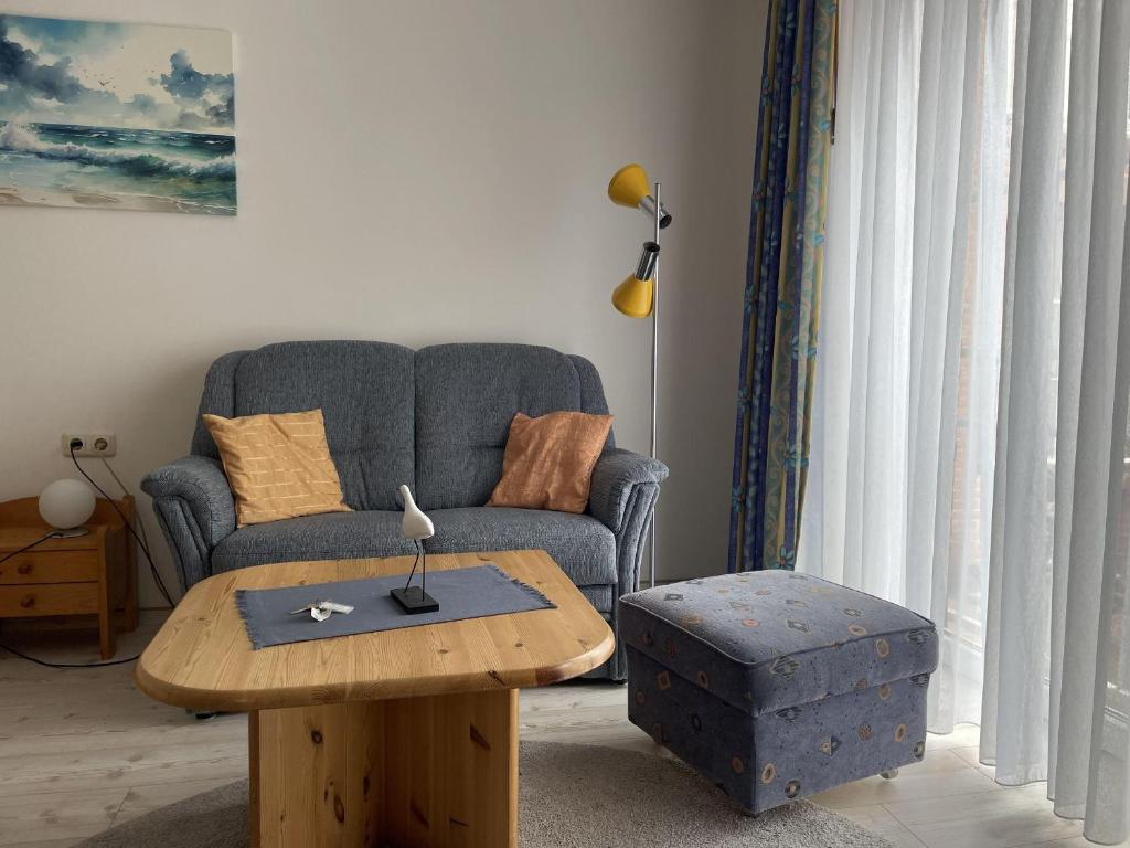 a living room with a couch and a coffee table at Hafenidylle-Orth-auf-Fehmarn in Orth