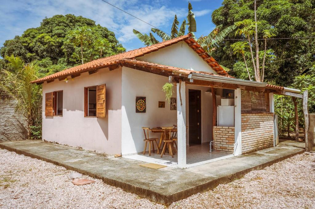 a small house with a table in front of it at Casa Rosaz in Cavalcante