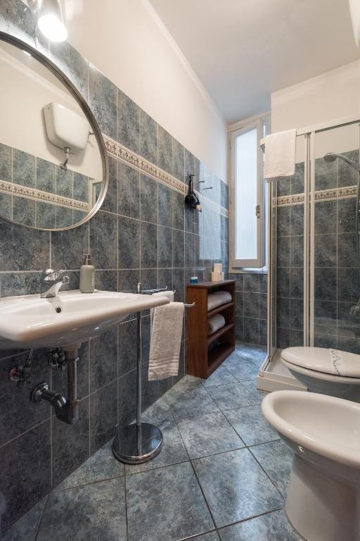 A bathroom at Firenze Rentals Suite Proconsolo