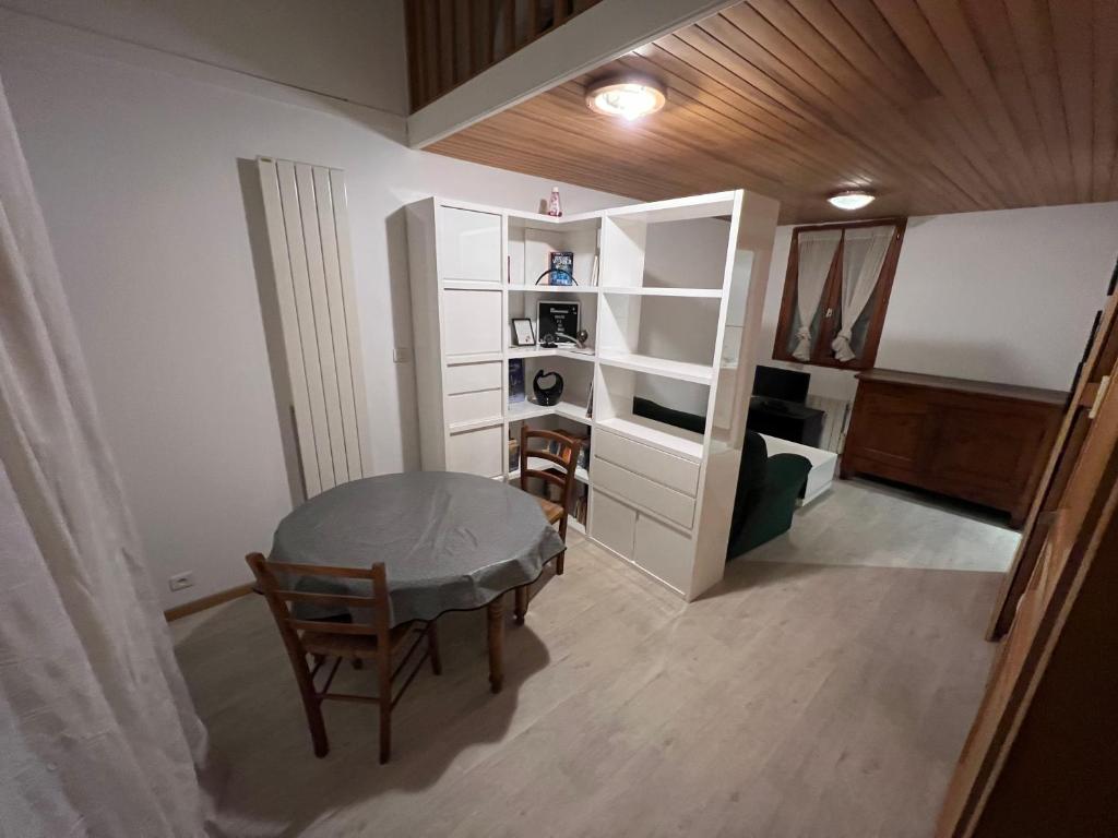 a room with a table and chairs and a bedroom at T1-bis Central Blagnac in Blagnac