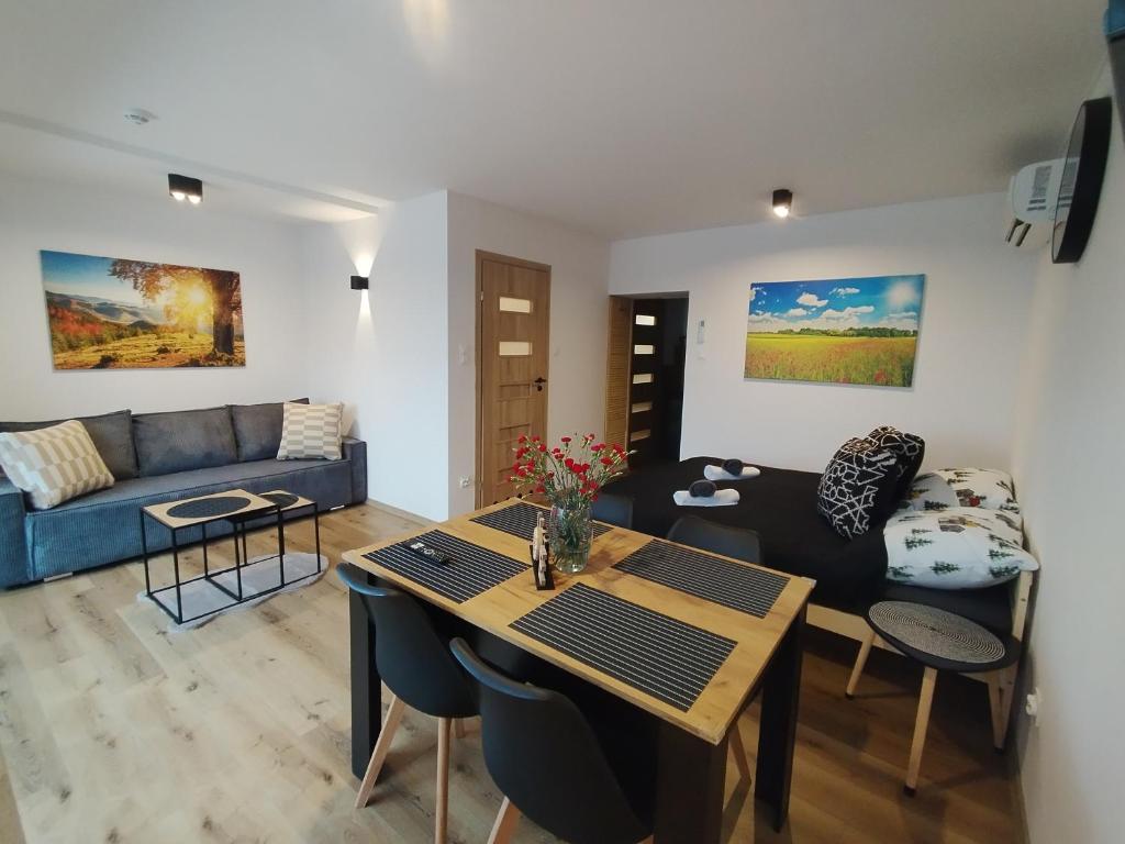 a living room with a couch and a table at Mieszkanie Janowice in Janowice Wielkie