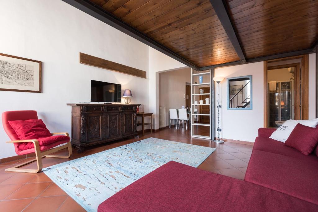 A television and/or entertainment centre at Firenze Rentals Suite Proconsolo