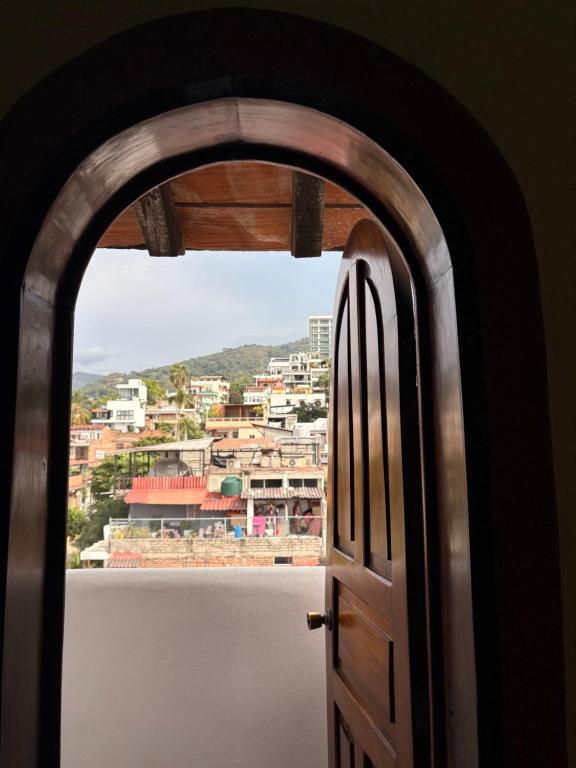 una porta aperta con vista sulla città di Hotel Mocali a Puerto Vallarta