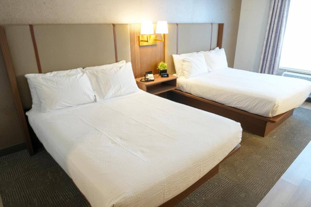Holiday Inn & Suites Phoenix Airport, an IHG Hotel - 