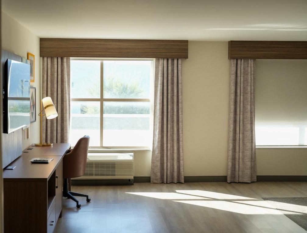 Holiday Inn & Suites Phoenix Airport, an IHG Hotel - 