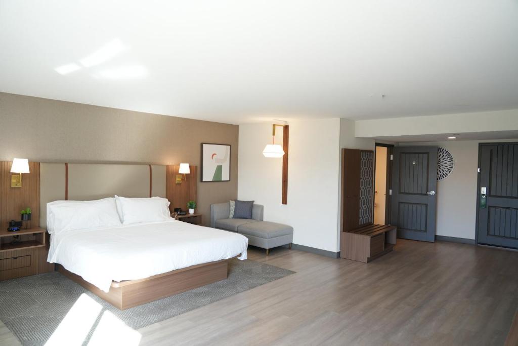 Holiday Inn & Suites Phoenix Airport, an IHG Hotel - 