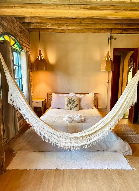 a bedroom with a hammock bed in a room at Hospedaria LARENA in Florianópolis