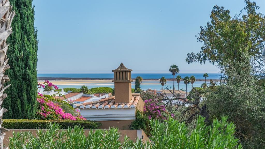 a view of the beach from the garden of a resort at Casa Foz da Ria in Lagos