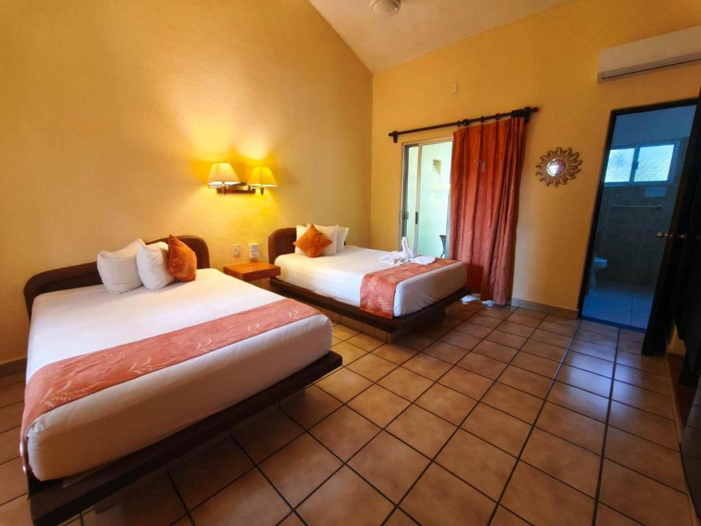 Llit o llits en una habitació de Hotel LunaSol