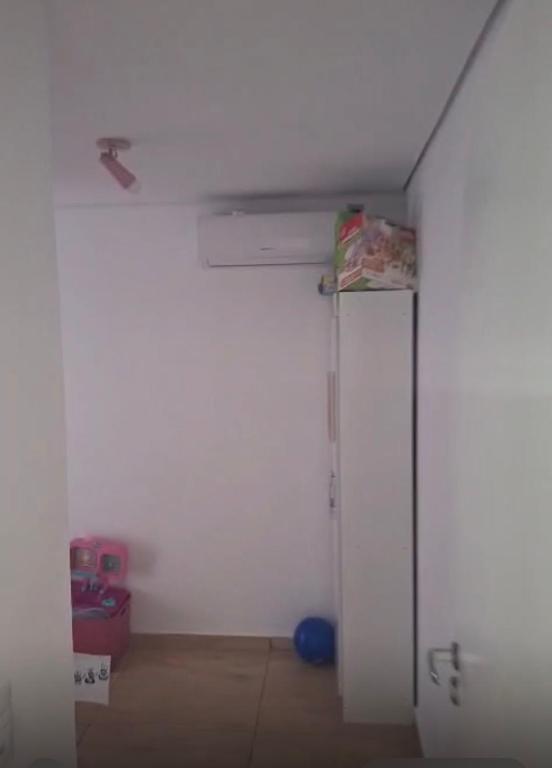 an empty room with a white wall and a door at Aconchego in Cascavel
