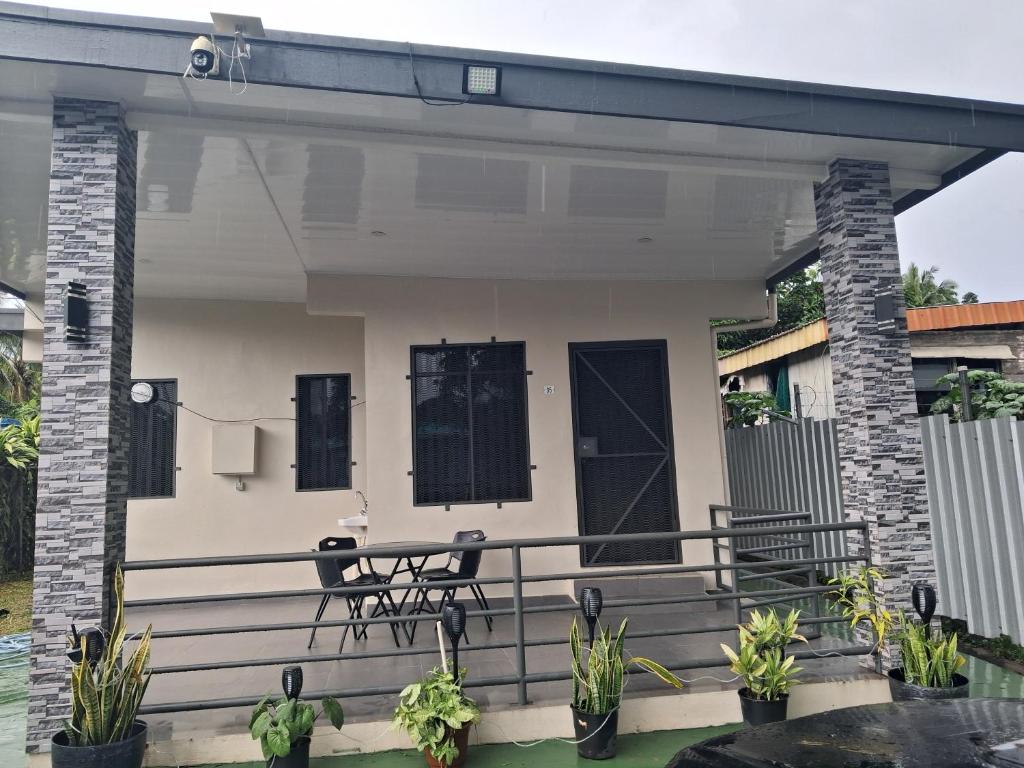 dom ze stołem na ganku w obiekcie Alis786 Apartment w mieście Lautoka