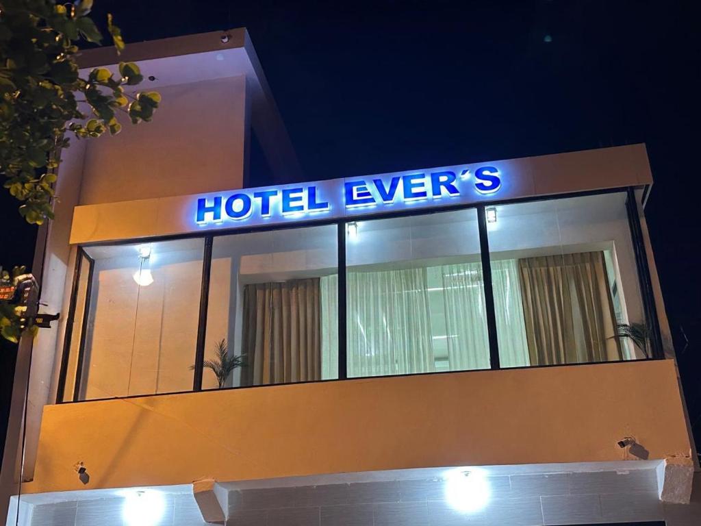 ein Hotelschild an der Seite eines Gebäudes in der Unterkunft Hotel Evers in Azua