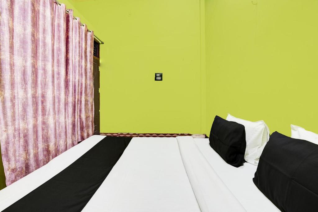 SPOT ON Shiva Family Restaurant Guest House - Housity