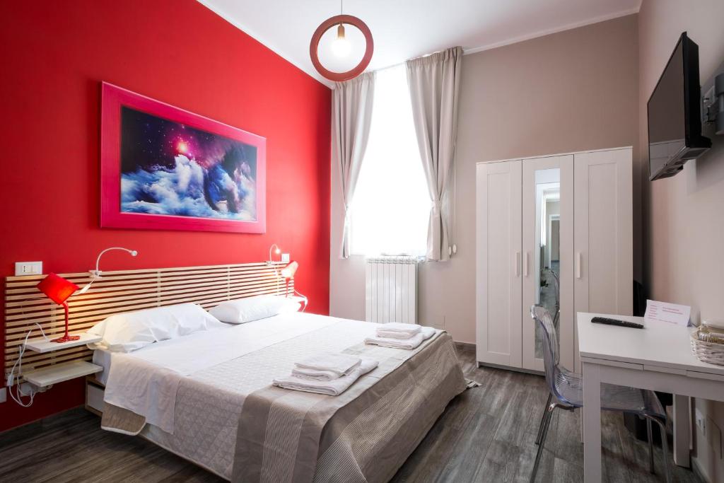 ein rotes Schlafzimmer mit einem Bett und einem Fenster in der Unterkunft Le Cupole Design in Palermo