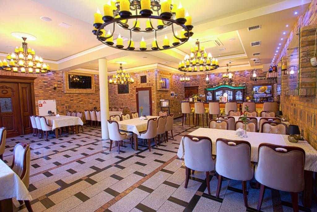 Reštaurácia alebo iné gastronomické zariadenie v ubytovaní Hotel Róża