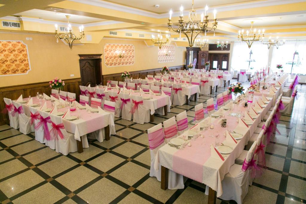 Reštaurácia alebo iné gastronomické zariadenie v ubytovaní Hotel Róża