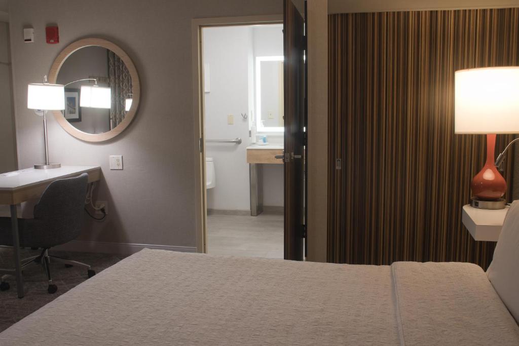 Hampton Inn & Suites Denver-Speer Boulevard photo