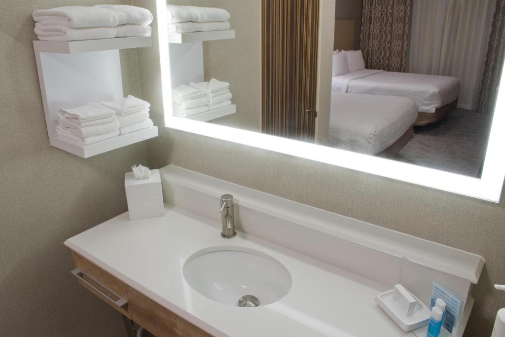 Hampton Inn & Suites Denver-Speer Boulevard photo