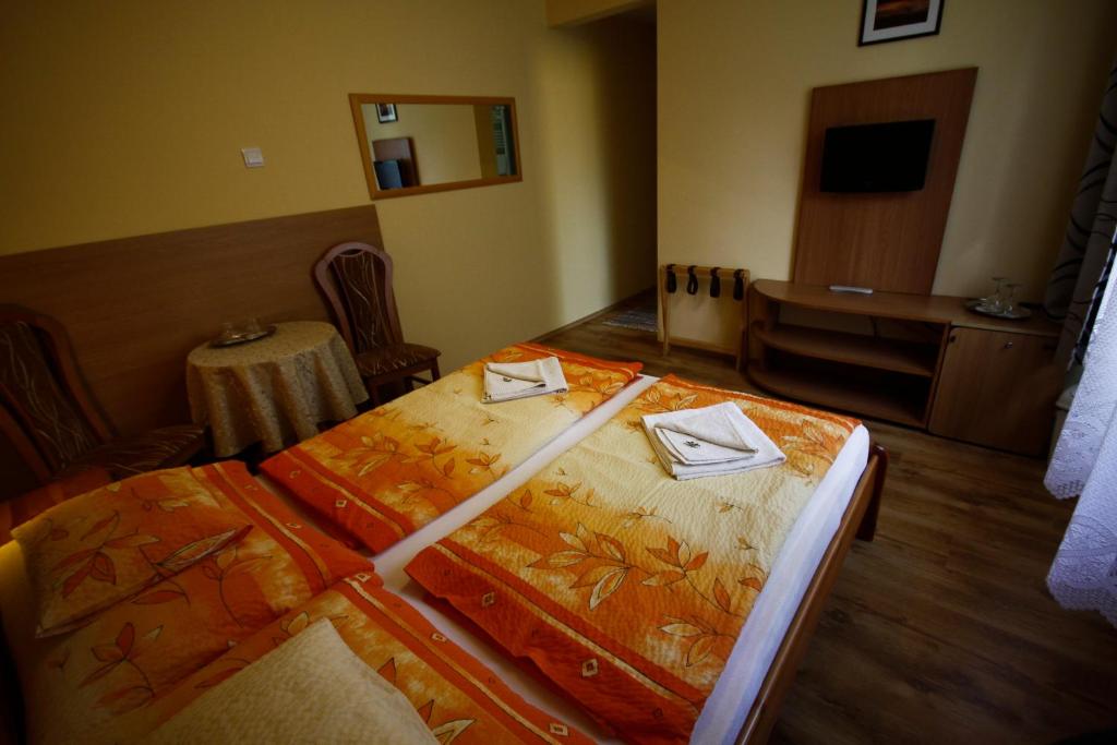 Postel nebo postele na pokoji v ubytování Parti Panzió
