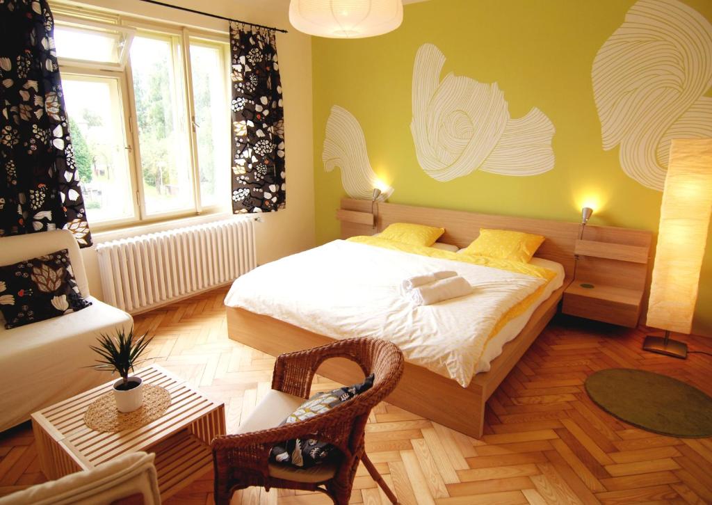 een slaapkamer met een bed, een bank en een tafel bij Vila Jasmína in Třeboň