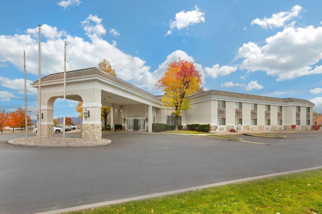 an empty parking lot in front of a building at Quality Inn Payson I-15 in Payson