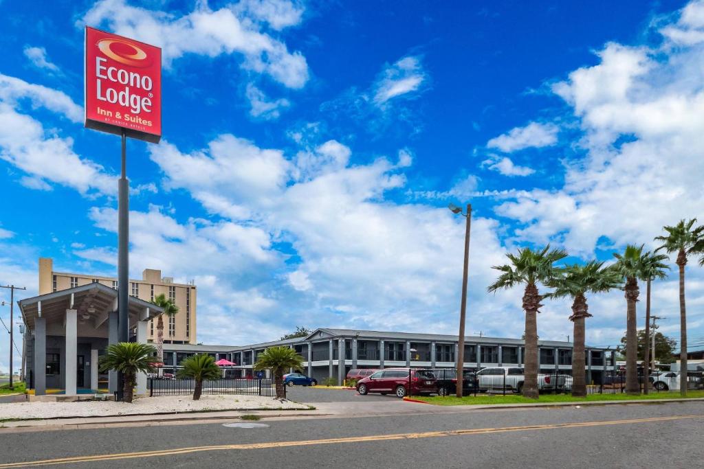 a sign in front of a hotel with palm trees at Econo Lodge Inn & Suites Laredo - Nuevo Laredo in Laredo