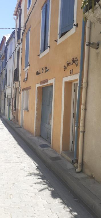 an empty street with a building on the side at Mason d'hôtes La re'belle in Céret