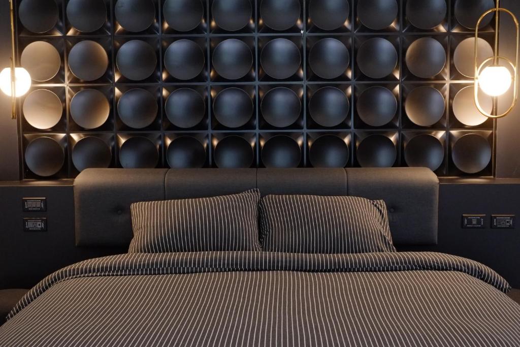 a bedroom with a bed and a wall with balls at 沐美美藝旅 Mumeimei Artel in Tainan