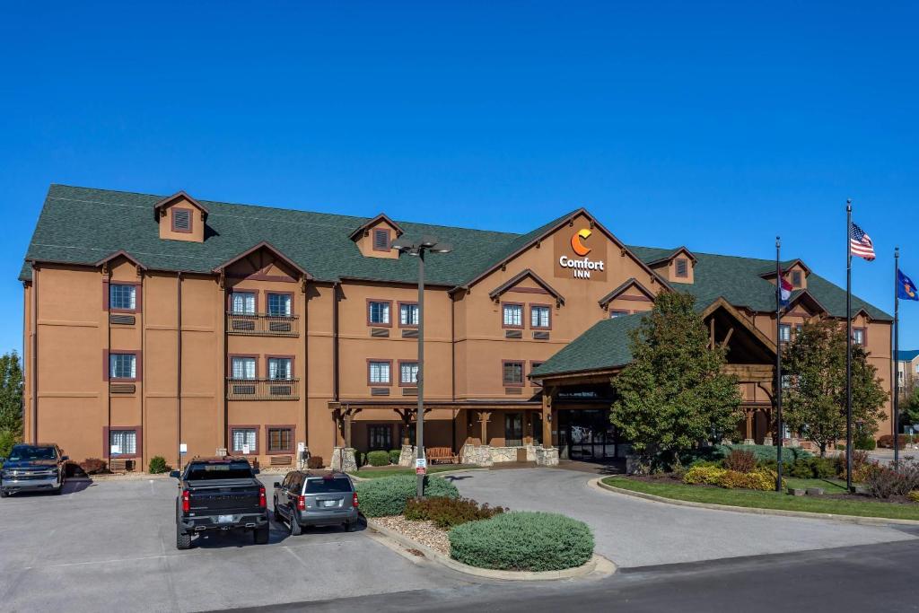 a hotel with cars parked in a parking lot at Comfort Inn St Robert-Fort Leonard Wood in Saint Robert
