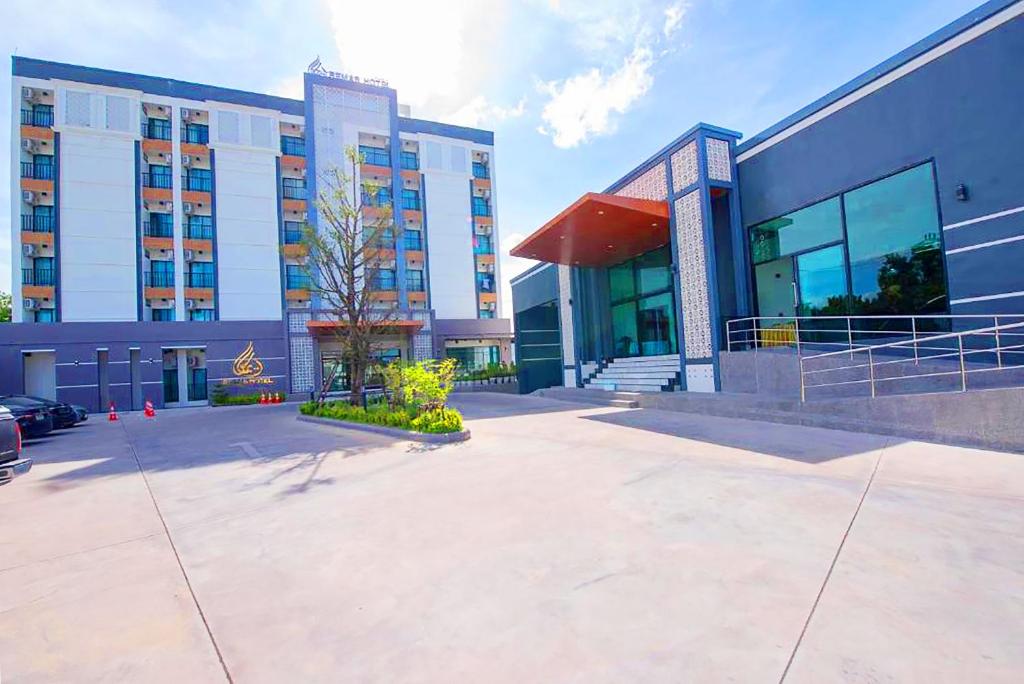 a large building with a lot of windows at Remas Hotel Hat Yai in Ban Tha Thon