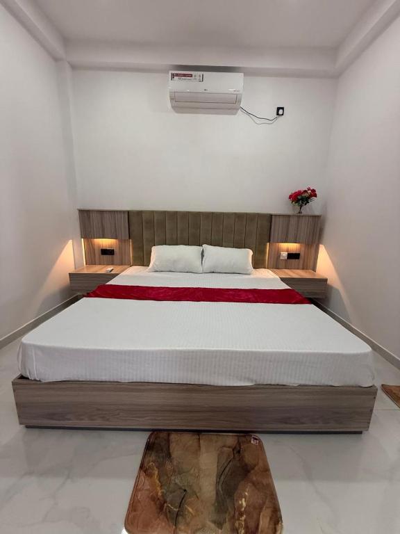 a bedroom with a large bed with a white mattressvisor at Southern Hight's Villa in Unawatuna