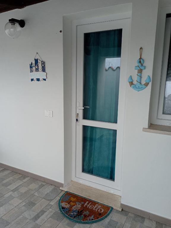 eine Tür mit einem Fenster in einem Zimmer in der Unterkunft CasAmedeo in Calasetta